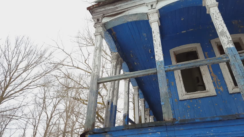 Beautiful old ruined house. Steadicam shot.