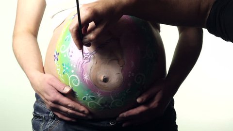 Body-painting the belly of an pregnant woman