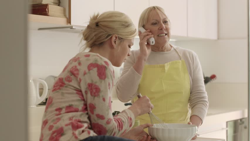 Готовим всей семьей. Mom in her as. Обычная мать. Отношения со свекровью. Мама друга.