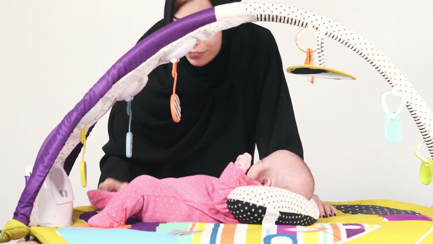 아라비아 마트에서 아이와 함께 놀던 엄마 스톡 동영상 비디오(100% 로열티 프리) 22273762 | Shutterstock