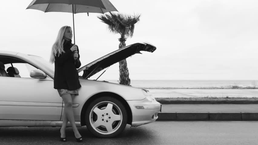 Пока муж ждал в машине. Зонт.возле машины. Женщина с зонтом возле машины. Девушка с зонтом ждет машину. Клип сломалась машина девушка.