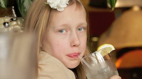 Young girl drinking lemonade - Βίντεο στοκ