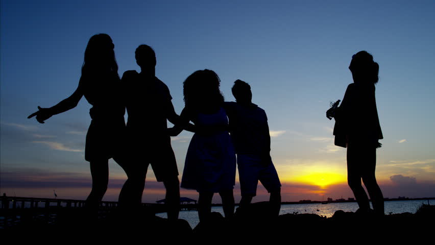 Silhouette Of Young Friends Dancing Video Stock A Tema 100
