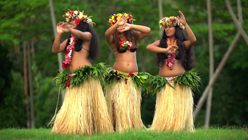 Barefoot Tahitian Females Hula Skirts Flower Stok Videosu (%100 Telifsiz) 2...