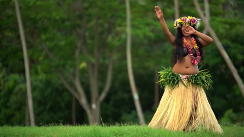 Polynesian girls in traditional grass sk, Stock Video