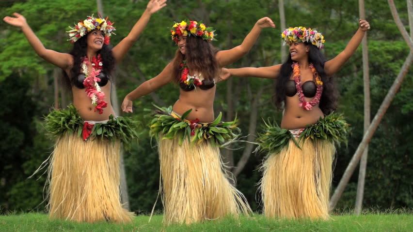 barefoot tahitian females hula skirts flower: стоковое видео (без лицензион...