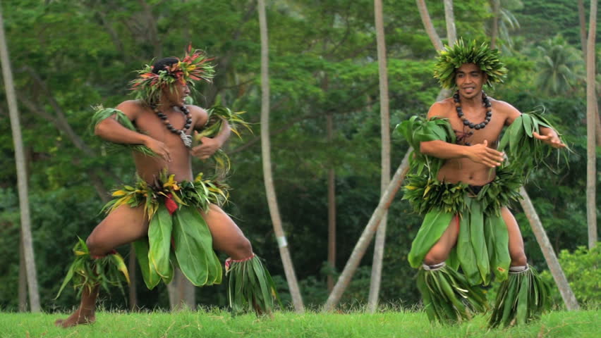 barefoot tahitian male men hula skirts Arkivvideomateriale (100 % royaltyfr...