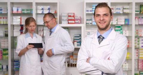 Group Of Pharmacists Men Woman Video De Stock 100 Libre De Droit Shutterstock