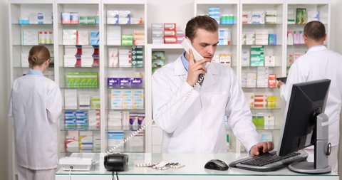 Pharmacist Assisting The Medicine To Video De Stock 100 Libre De Droit Shutterstock