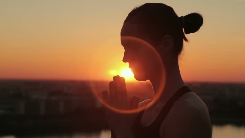 Sporty Woman Practicing Yoga in Stok Videosu (%100 Telifsiz) 22585867 |  Shutterstock