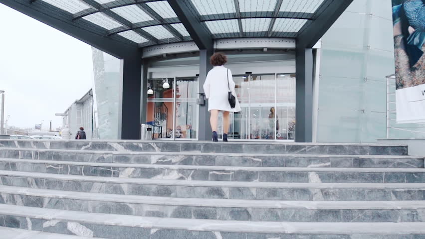 Young business woman walking in the shopping mall