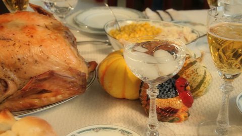 Panning right to left on a Thanksgiving dinner table - Βίντεο στοκ