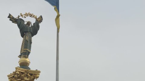 Monument of Ukraine, flag, city Kiev, Independence Square