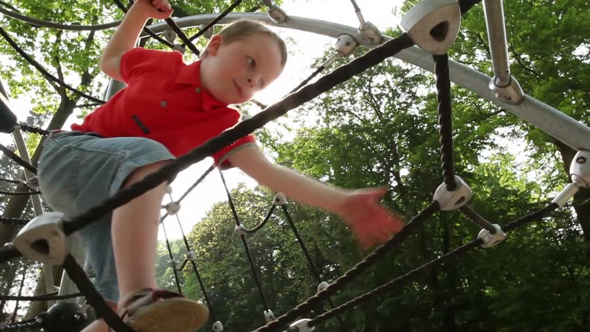  4 year old boy achieves to cross the climbing ropes