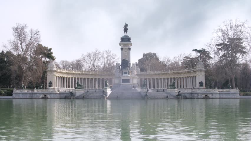 Monument to King Alphonso stands in park Buen Retiro, time lapse