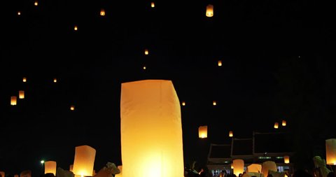 Floating lanterns in night sky celebration at Yi Peng Festival. Chiangmai 库存视频
