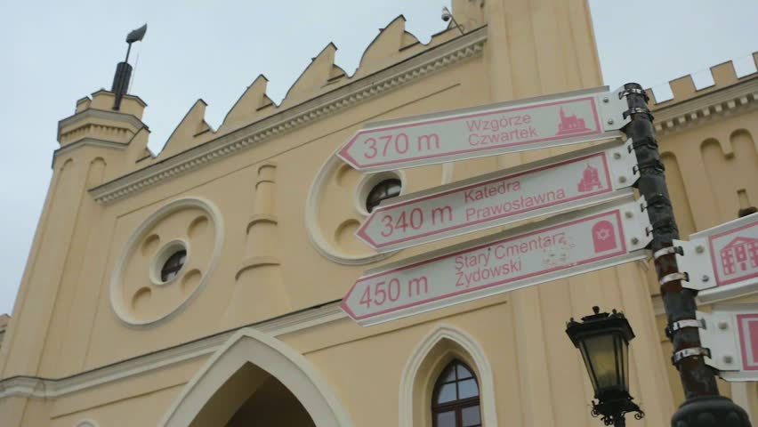 directional arrows in front of the castle in Lublin