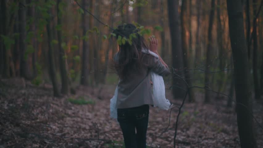 Losing girl. Girl Lost in Forest. The boy Lost in the Woods отрицательно. Girl Lost Alone Woods. Hayley Sanchez Lost in the Woods.