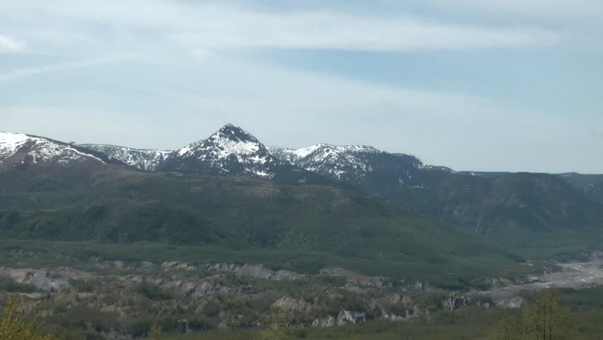 video pan of mountains around Mt. St. Helens 