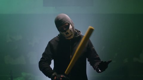 Хулиган с бейсбольной битой. Бандит бит. Хулиган в маске. Бандит в балаклаве с битой. Бандит на аву.