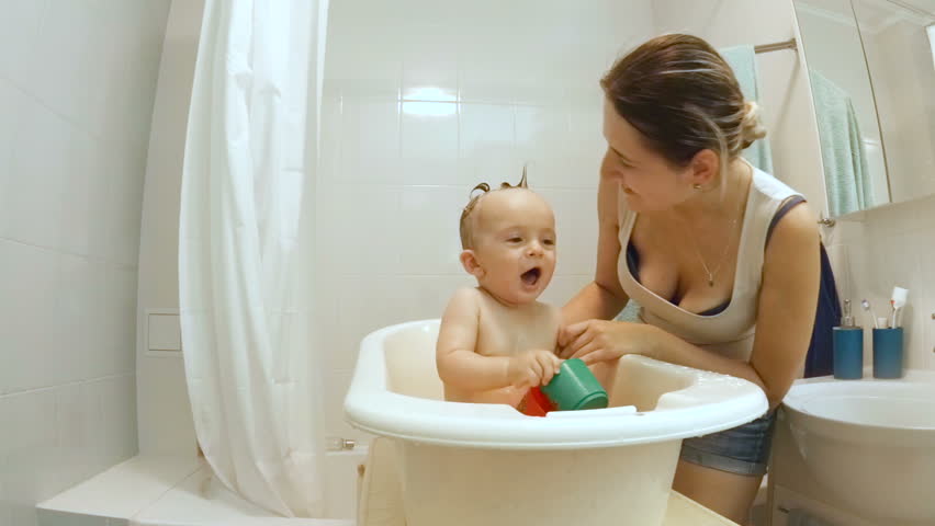 Мама моет голого сына. Мама купает ребенка. Младшая дочь в ванной. Мом ванная. Дочка ванна.