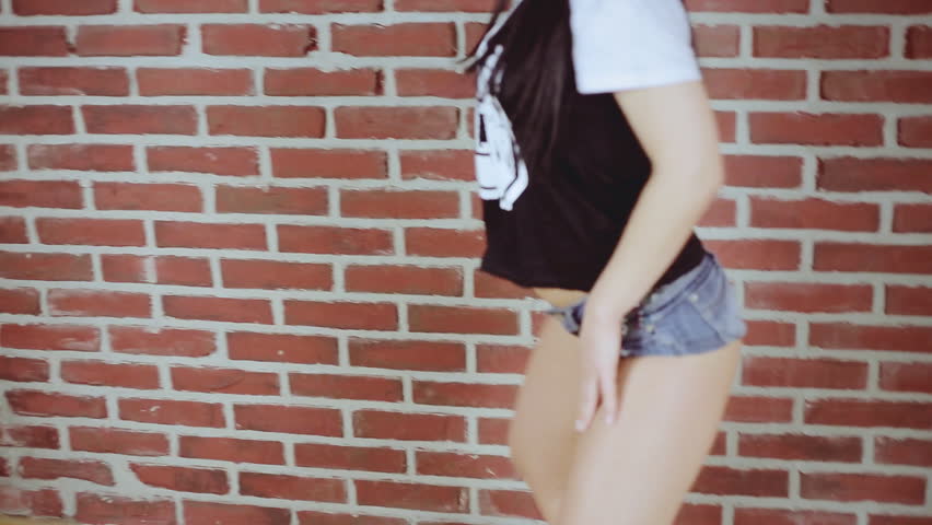 Hawt girl dancing in jean shorts