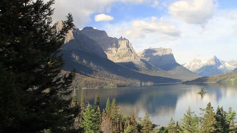 Glacier National Park, Wild Goose Island, St Mary's Lake, Montana. Beautiful sky and clouds. Glacial mountains, lake and forest. Small island in middle of lake. 库存视频