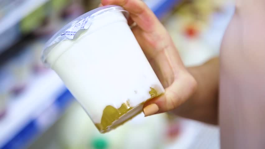 choose yogurt in the market