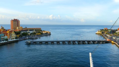 Willemstad, Curacao, Pontoon bridge closes