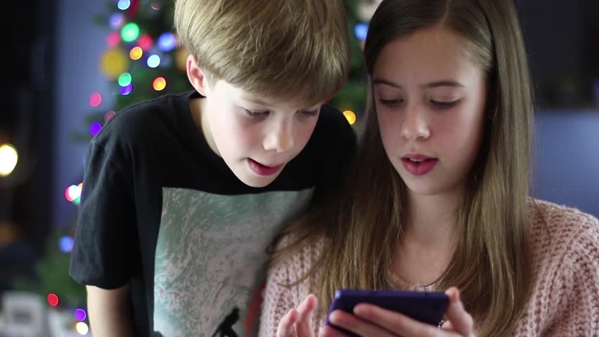 brother sister using tablet front christmas: стоковое видео (без лицензионн...