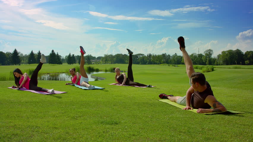 Ола пипл. Упражнение луг. Аэробика на открытом воздухе фото. Slow Motion people. Exercise in the Park.