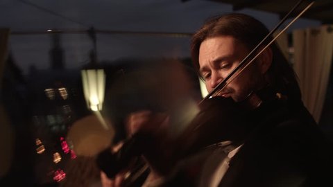 Violinist Plays Beautifully At The Romantic Diner 4K