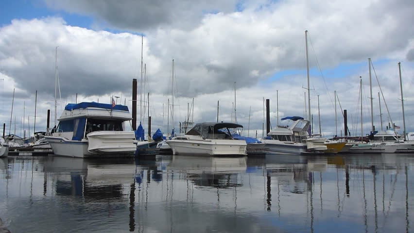 Marina on the Colombia River in Portland Oregon with boats docked.
