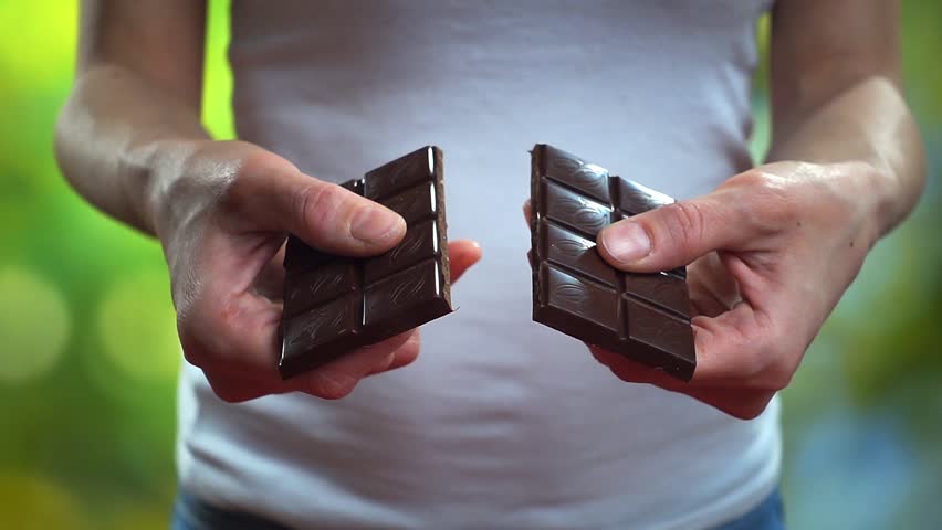 ломтик шоколада. экспертиза конфет. качество шоколада. ломать шоколад. ломать шоколад.