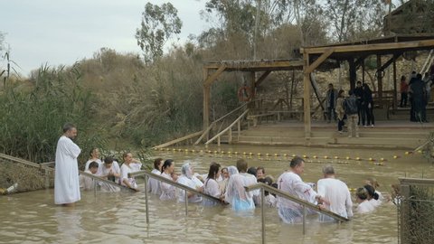 В стране палестине струится река иордан. Иордан 2022. Иордан крещение Господне женщины. Река Иордан Византия. Река Иордан Вифавара на карте.