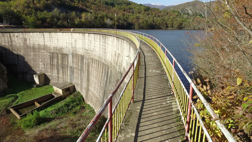 Personal perspective over dam crown, steadicam pov