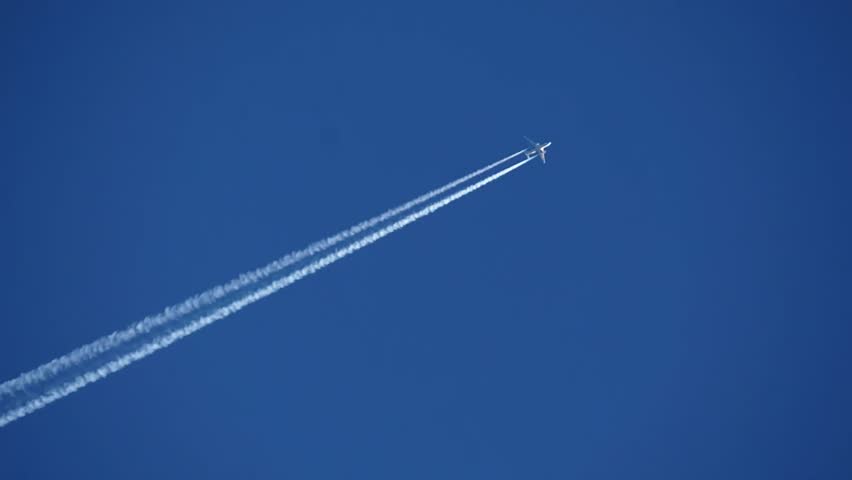 the plane is flying in the sky with the trace