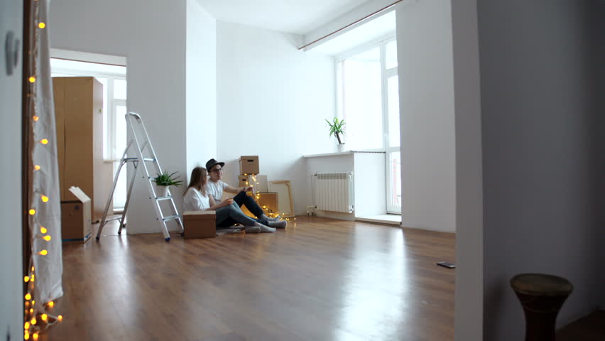 a Couple moving in house. Royalty-Free Stock Footage #24327923