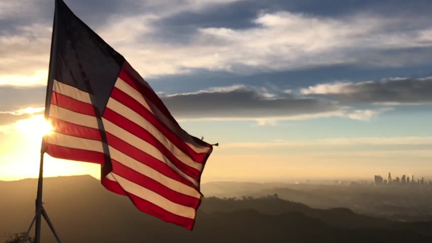 американский флаг развевающийся на ветру рассвете: стоковое видео (без лице...