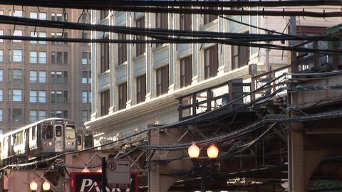 View of Elevated train coming towards the camera in Chicago United States : vidéo de stock