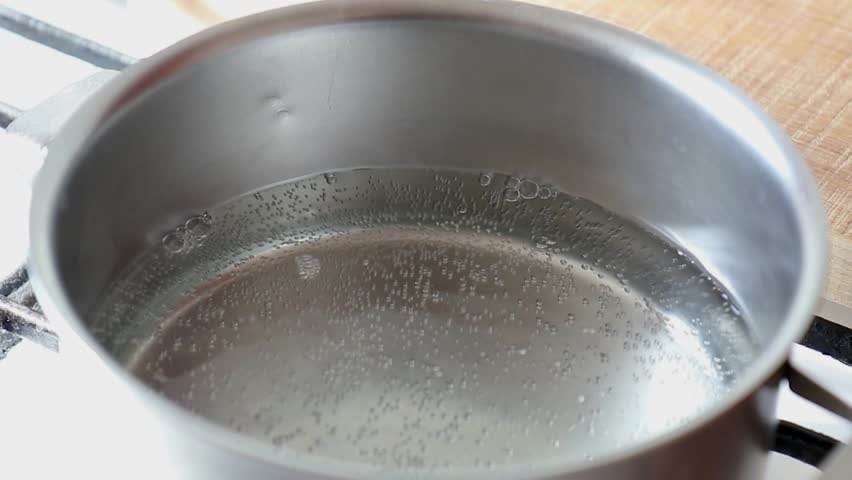 Как понять что кипит. Кастрюля с водой. Кипячение воды в алюминиевой посуде. Алюминиевая кастрюля с водой. Кипящая вода в кастрюле для пельменей.