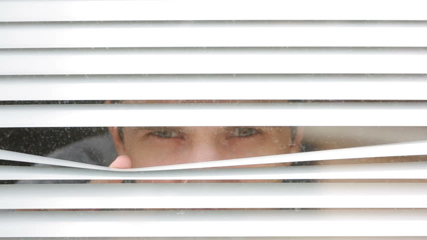 Подглядывание. Как называются люди которые подсматривают. Подсмотренное в соседних окнах. Как называются люди которые подсматривают. Женщина наклонилась.