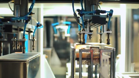 リチウムイオン電池の製造。本番ステージ。マシンとメカニズム。エコ・エネルギー問題