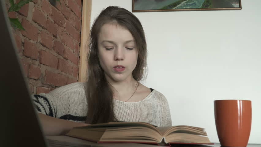 Девушка читает на вибраторе. Девушка читает книгу на вибромассажере.