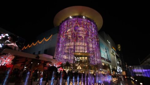 BANGKOK, THAILAND - JANUARY 2, 2015 : Siam paragon shopping mall at night, welcome to Christmas and Happy New Year 2015 festival on January 2,2015 near Ratchaprasong junction in Bangkok, Thailand. 