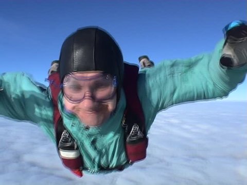 People can fly above the clouds! Skydiver in free-fall from 4000 meters (jump 2)
