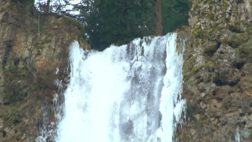 Zoom out on Multnomah Falls in Oregon during winter.
