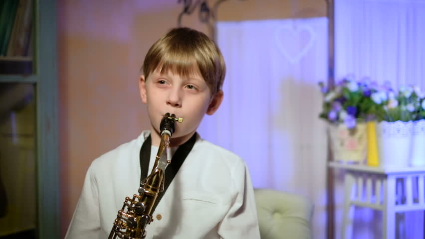 Танец с саксофонами в детском. Саксофон дети. Современное фото дети с саксофоном. Мальчик играет на саксофоне в 11 лет.