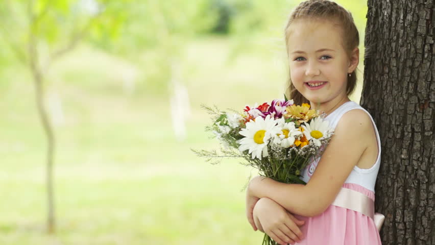 5s girl with flowers standing near tree