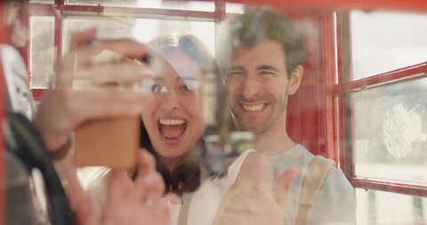 Tourist couple taking selfie smartphone in city sharing lifestyle photo enjoying holiday European vacation travel adventure London ஸ்டாக் வீடியோ